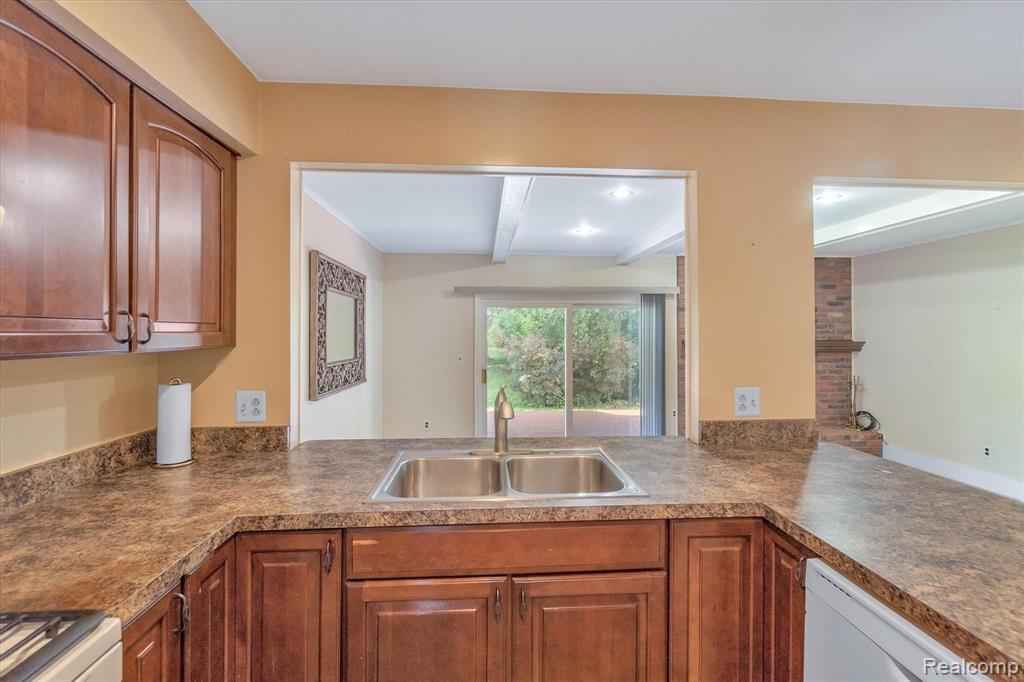 29537 Fox Grove Road Farmington Hills, MI 48334 - Photo 16 of 37