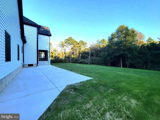 a view of a house with backyard and garden