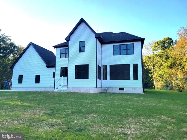 a view of front of house with a yard