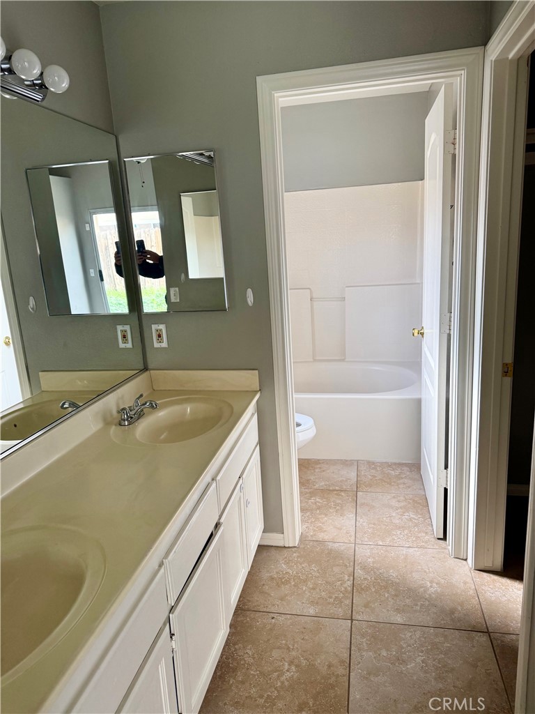 372 Via Capri Hemet, CA 92545 - Photo 20 of 27 a spacious bathroom with a tub sink and mirror