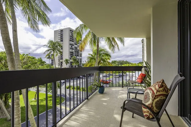 $2,600 | 2400 Presidential Way, Unit 306, West Palm Beach, FL 33401