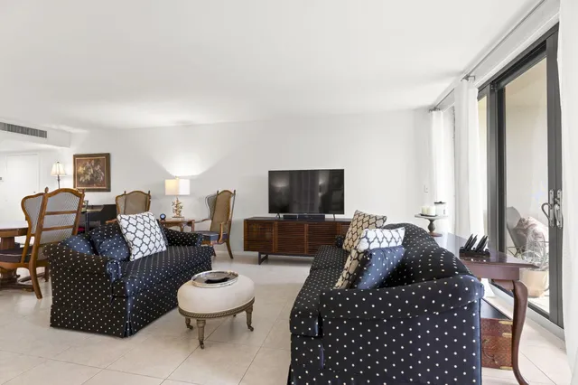 $2,600 | 2400 Presidential Way, Unit 306, West Palm Beach, FL 33401