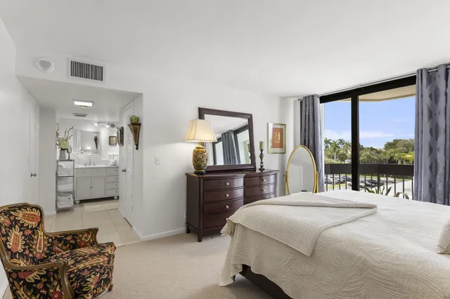 $2,600 | 2400 Presidential Way, Unit 306, West Palm Beach, FL 33401