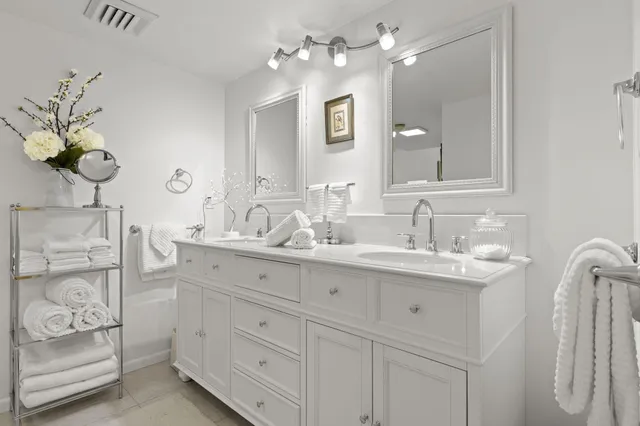 $2,600 | 2400 Presidential Way, Unit 306, West Palm Beach, FL 33401