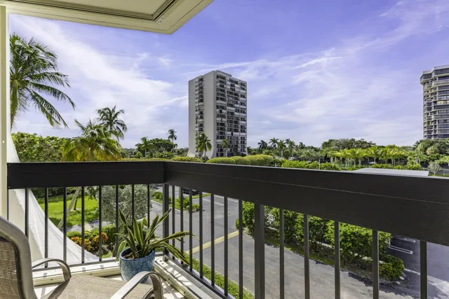 $2,600 | 2400 Presidential Way, Unit 306, West Palm Beach, FL 33401