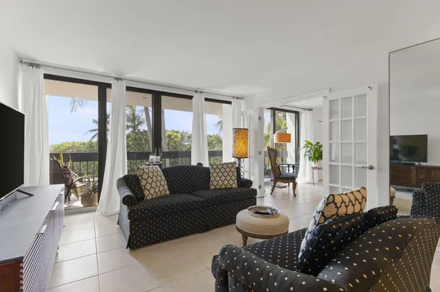 $2,600 | 2400 Presidential Way, Unit 306, West Palm Beach, FL 33401