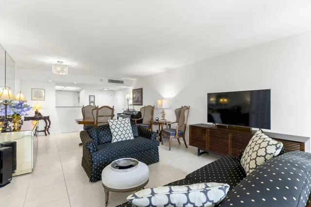 $2,600 | 2400 Presidential Way, Unit 306, West Palm Beach, FL 33401