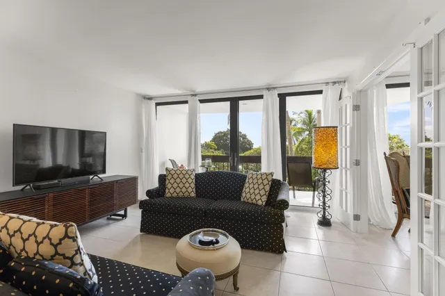 $2,600 | 2400 Presidential Way, Unit 306, West Palm Beach, FL 33401