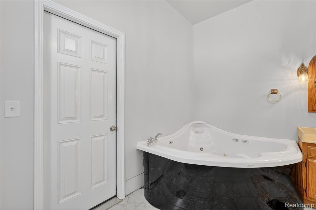 9624 Bridge Lake Road Clarkston, MI 48348 - Photo 34 of 70 Gallery Image 34