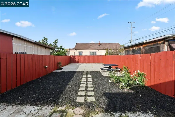 a view of a backyard