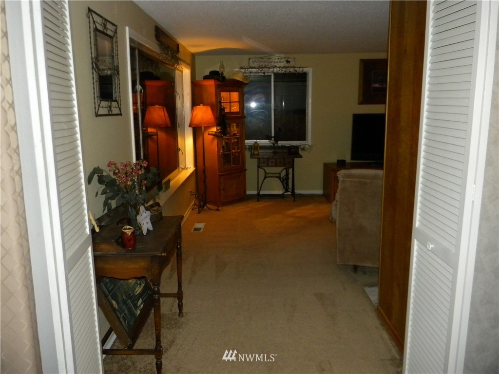 9021 Lake Steilacoom Point Road Southwest Lakewood, WA 98498 - Photo 11 of 25