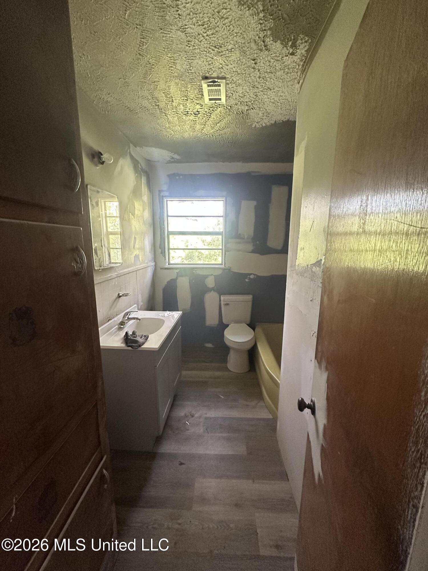 337 South Fox Hall Road Pearl, MS 39208 - Photo 6 of 10 Original Bathroom