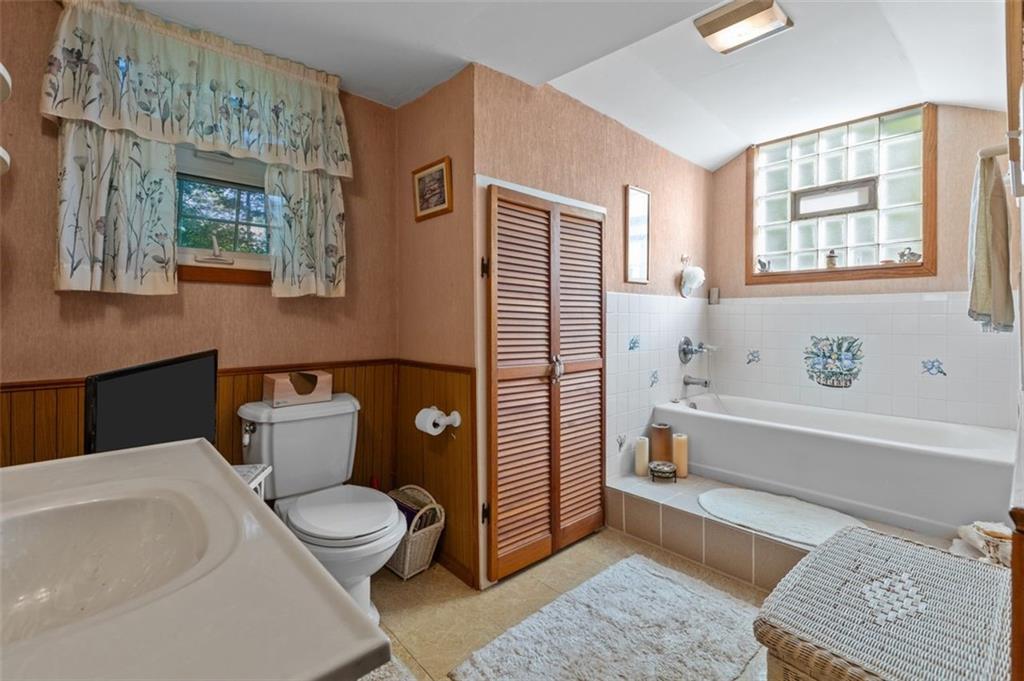 5879 Steele Road Murrysville, PA 15668 - Photo 20 of 27 a bathroom with a toilet a sink and bathtub