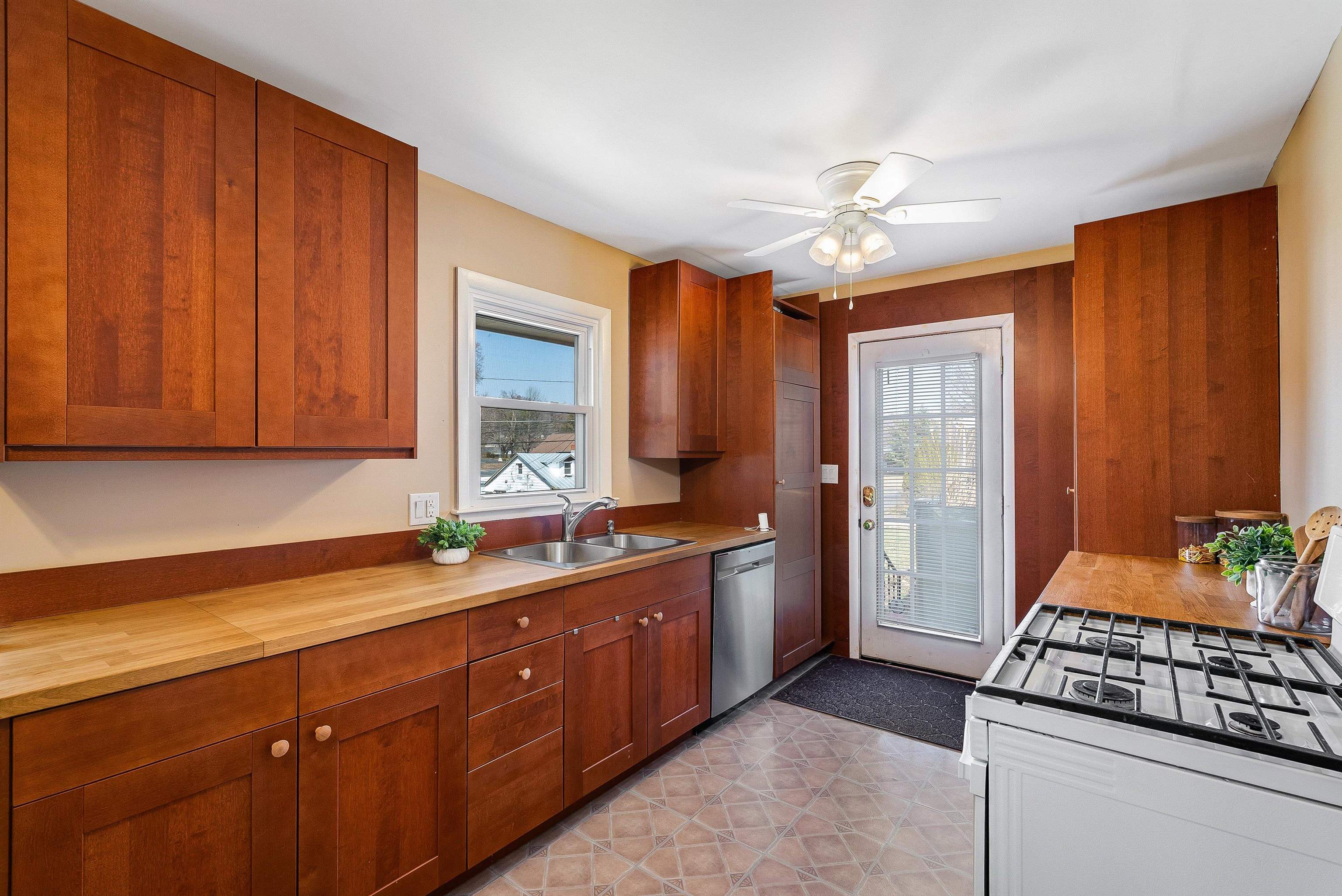 1503 Spring Hill Road Staunton, VA 24401 - Photo 9 of 29 Gallery Image 9