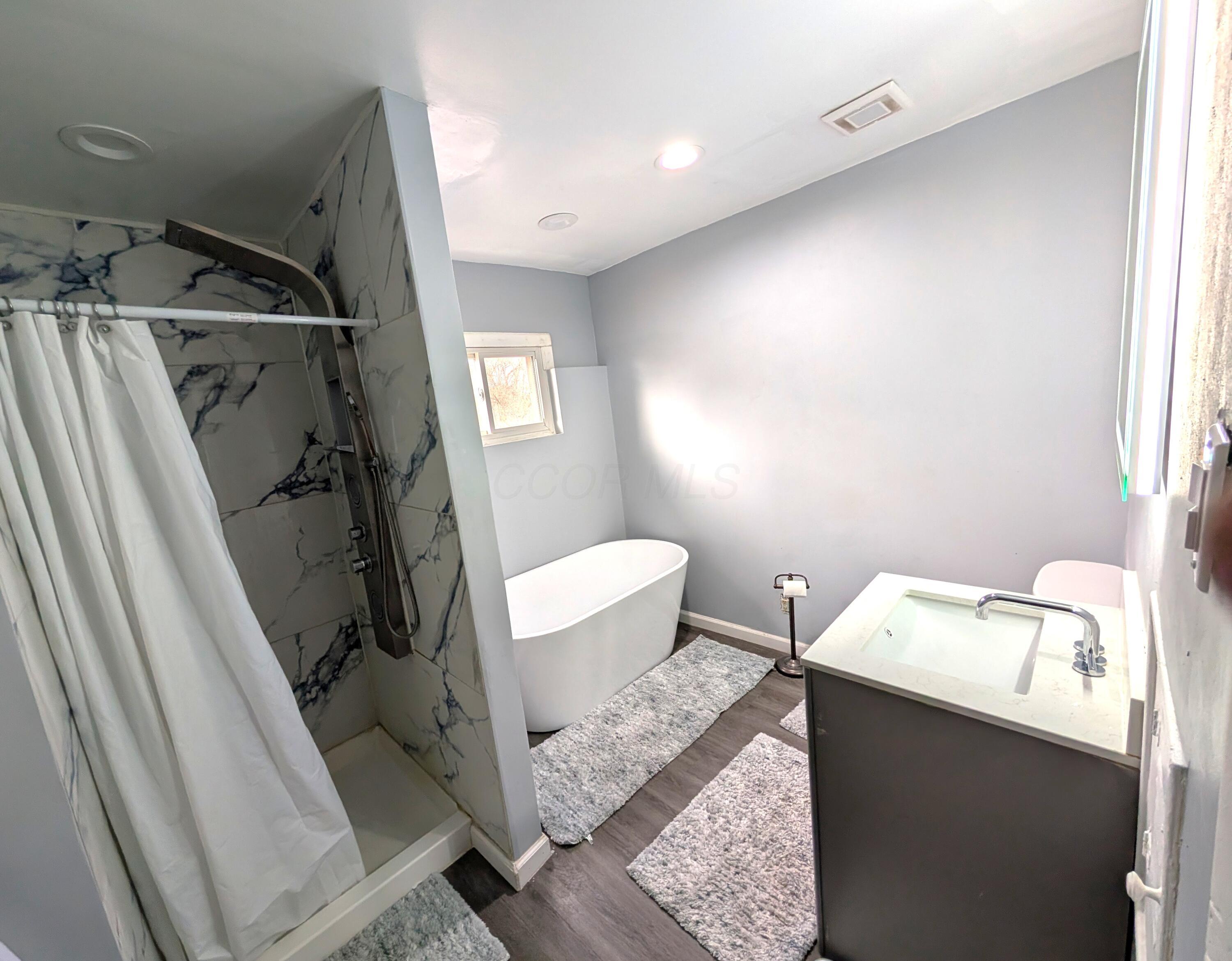 921 North Nelson Road Columbus, OH 43219 - Photo 4 of 6 Large Full bath