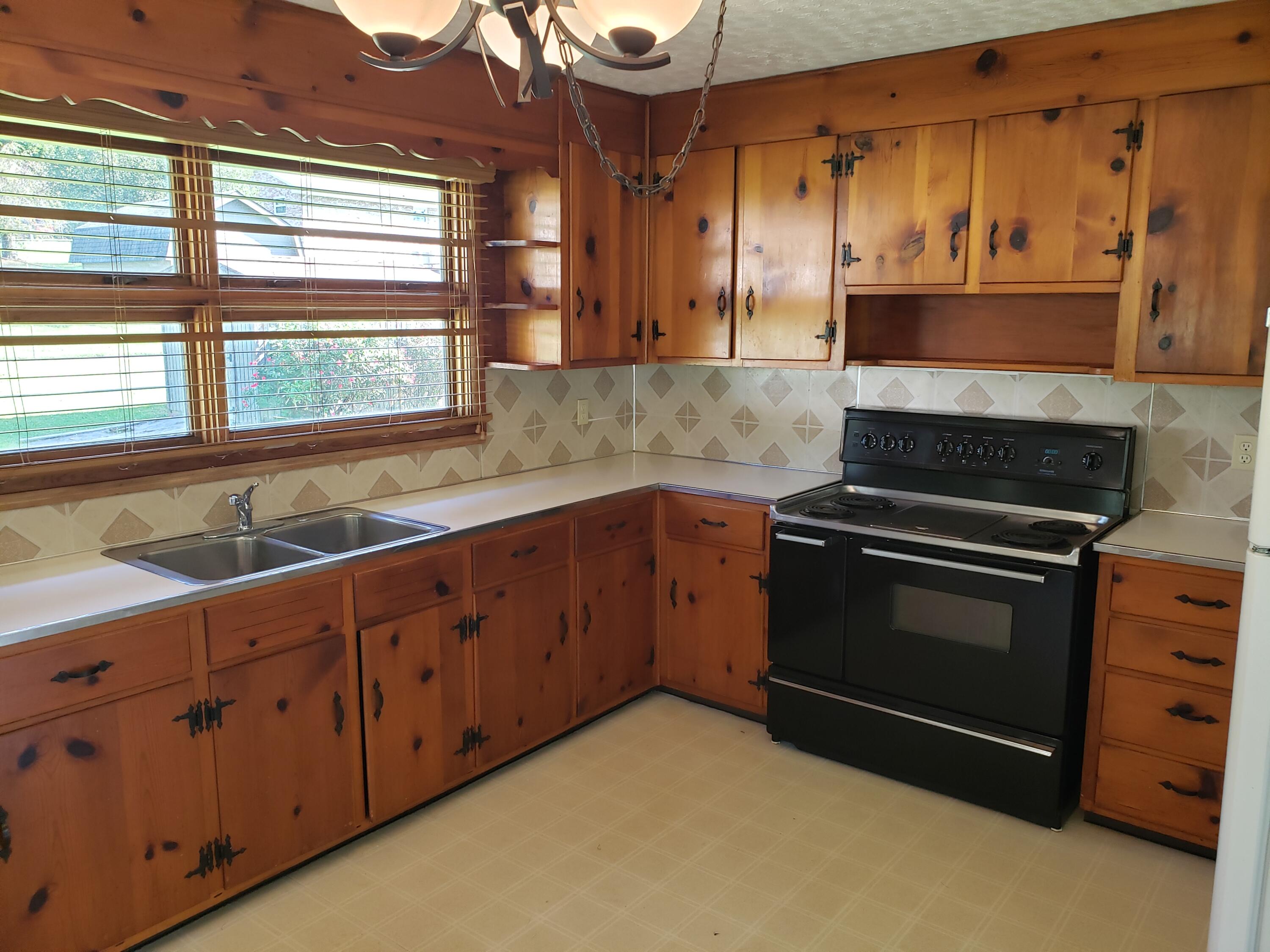 824 West Carters Valley Road Kingsport, TN 37660 - Photo 3 of 19 20210907_101043
