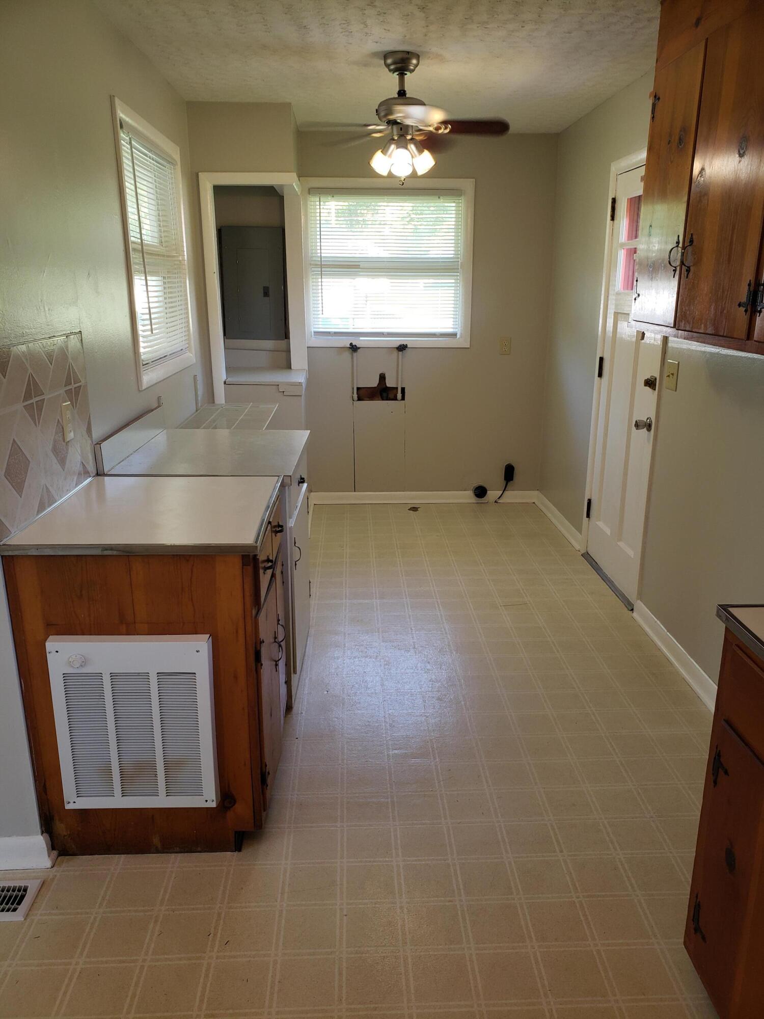 824 West Carters Valley Road Kingsport, TN 37660 - Photo 9 of 19 20210907_101030 (1)