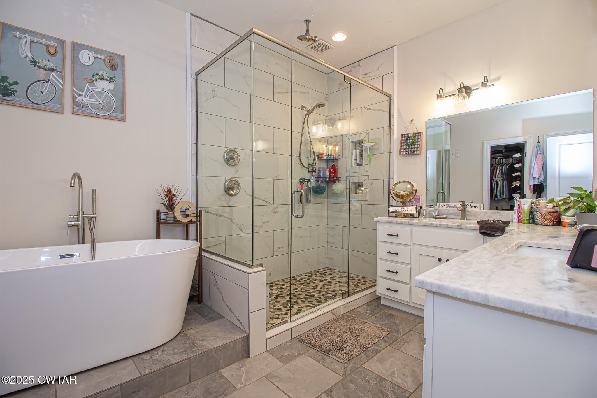 175 Ridgewood Drive Henderson, TN 38340 - Photo 18 of 43 a bathroom with a tub a sink and mirror