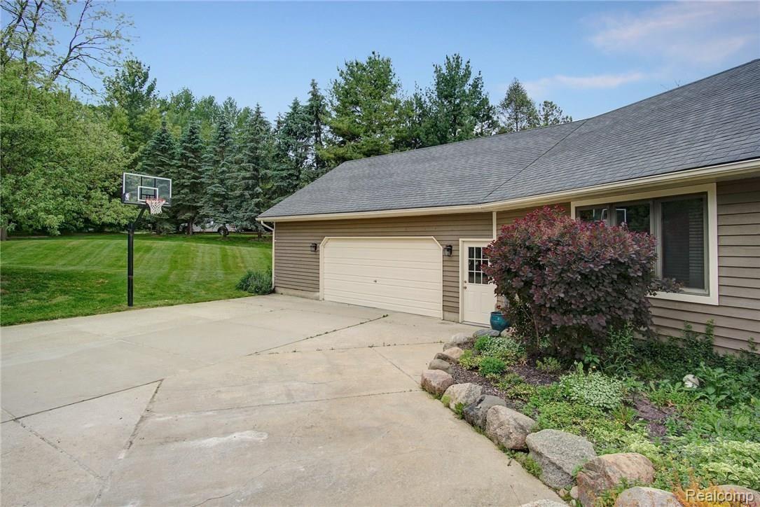 7685 Taft Road Romeo, MI 48065 - Photo 4 of 39 3 Car Garage