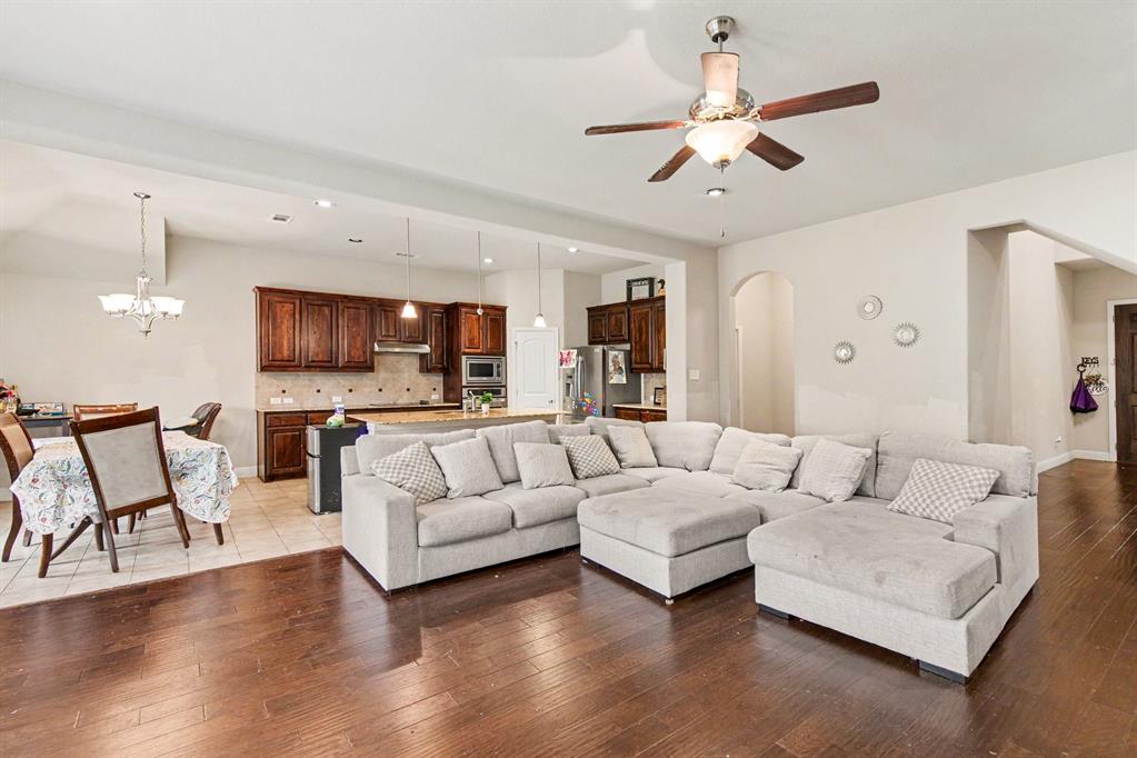 233 Hawks Rdg Trail Burleson, TX 76028 - Photo 6 of 27