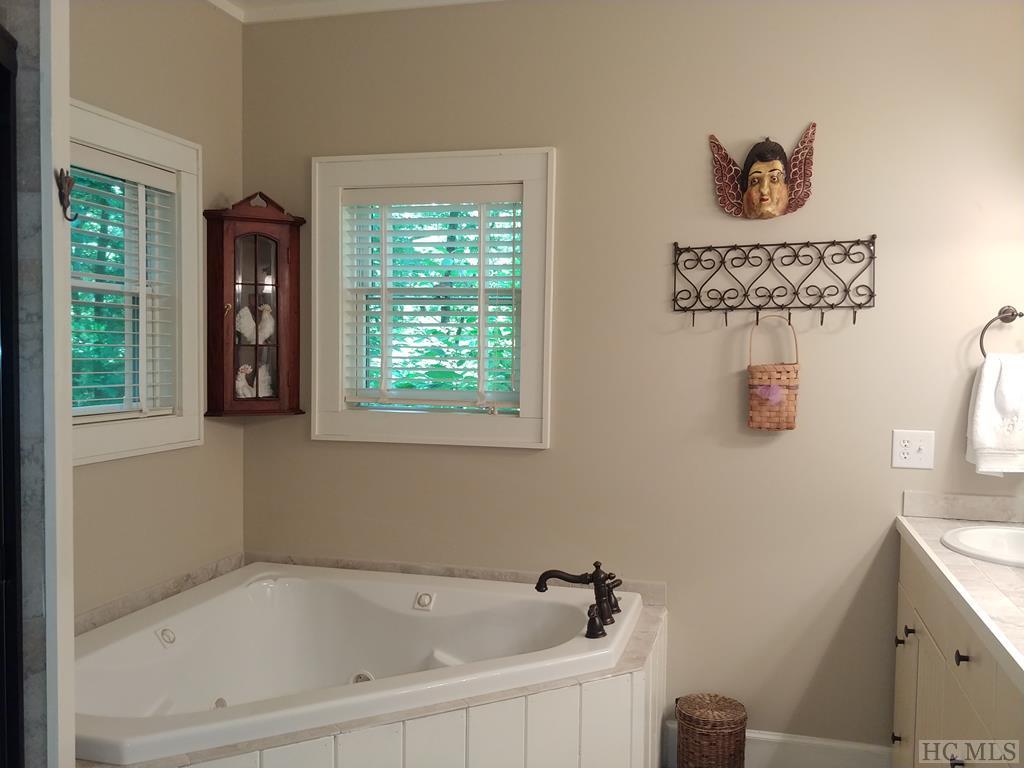 110 Eagle Ridge Road Sapphire, NC 28774 - Photo 18 of 30 Gallery Image 18
