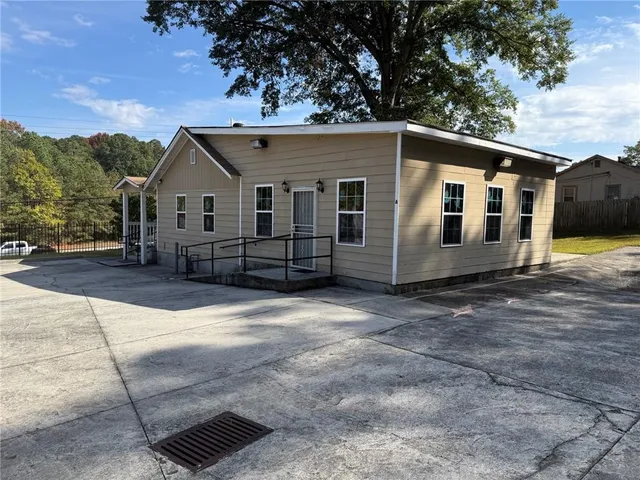 a view of a house with a yard