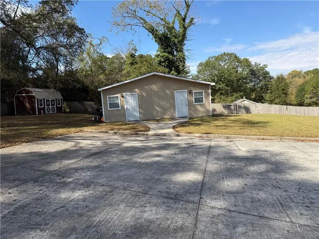 a view of a house with a yard