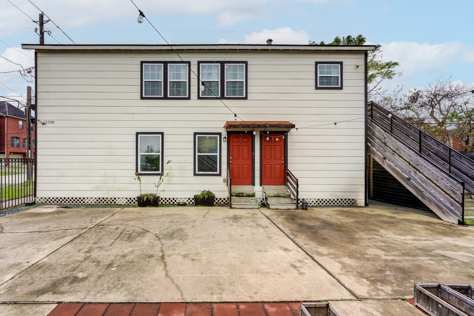 2720 Truxillo Street, Unit 5 Houston, TX 77004 - Photo 24 of 30 a backyard of a house with potted plants