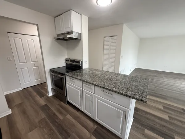 $1,575 | 2310 North Harlem Avenue, Unit 203, Elmwood Park, IL 60707