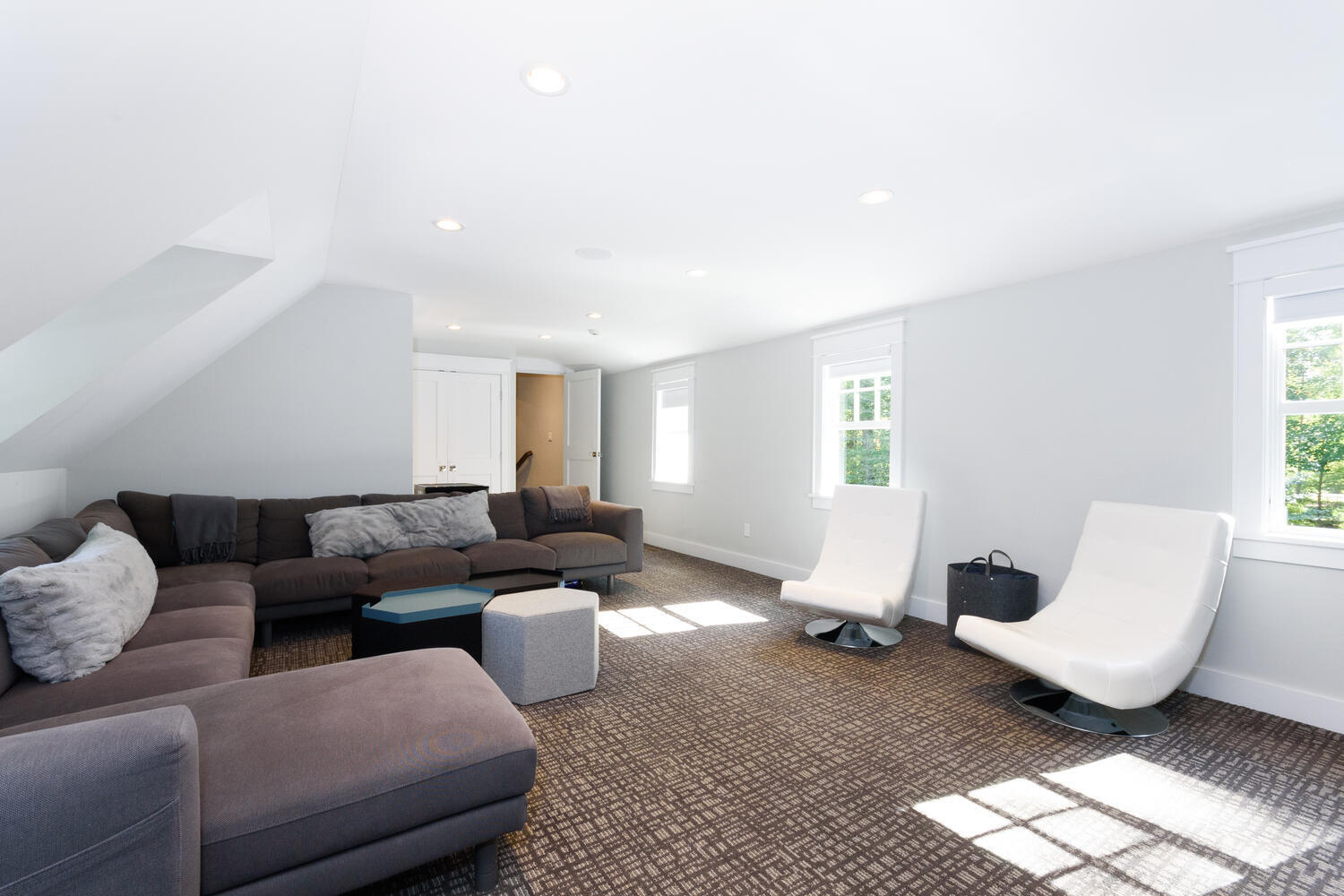 293 Hollow Tree Ridge Road Darien, CT 06820 - Photo 32 of 46 a living room with furniture and a window