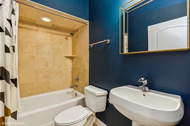 $585,000 | 4717 North Clark Street, Unit 2S, Chicago, IL 60640