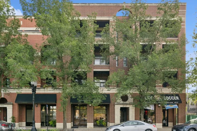 $585,000 | 4717 North Clark Street, Unit 2S, Chicago, IL 60640