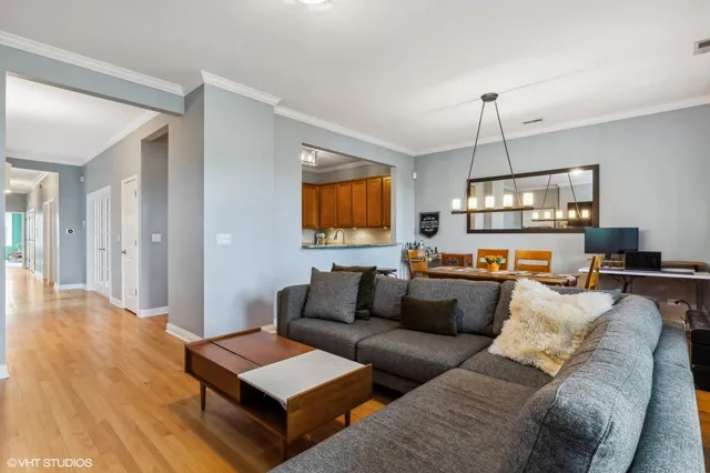 $585,000 | 4717 North Clark Street, Unit 2S, Chicago, IL 60640