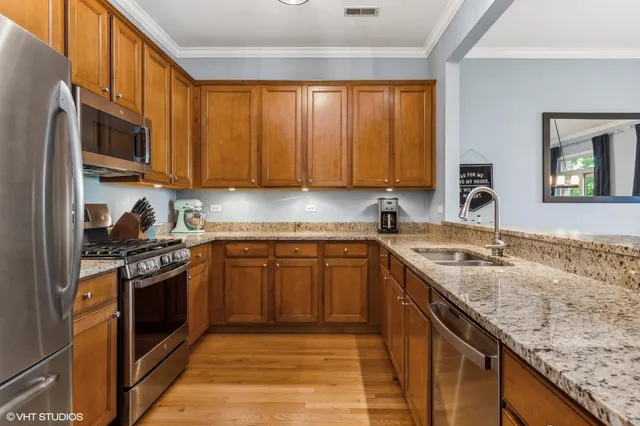 $585,000 | 4717 North Clark Street, Unit 2S, Chicago, IL 60640