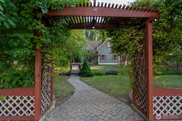 a view of a house with backyard and sitting area