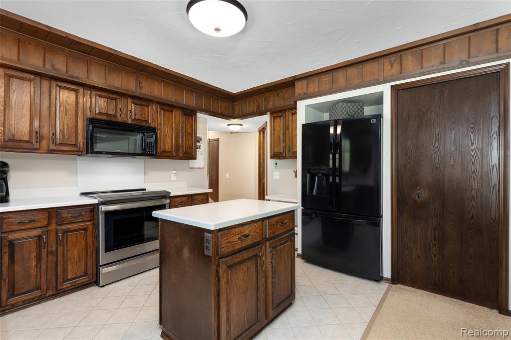 9730 Gibbs Road Clarkston, MI 48348 - Photo 7 of 39