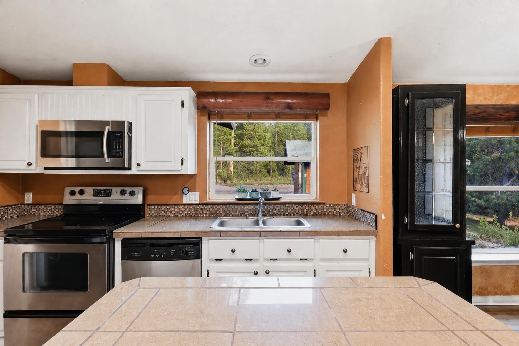 19140 Springfield Court Crescent Lake, OR 97733 - Photo 24 of 50 18_kitchen