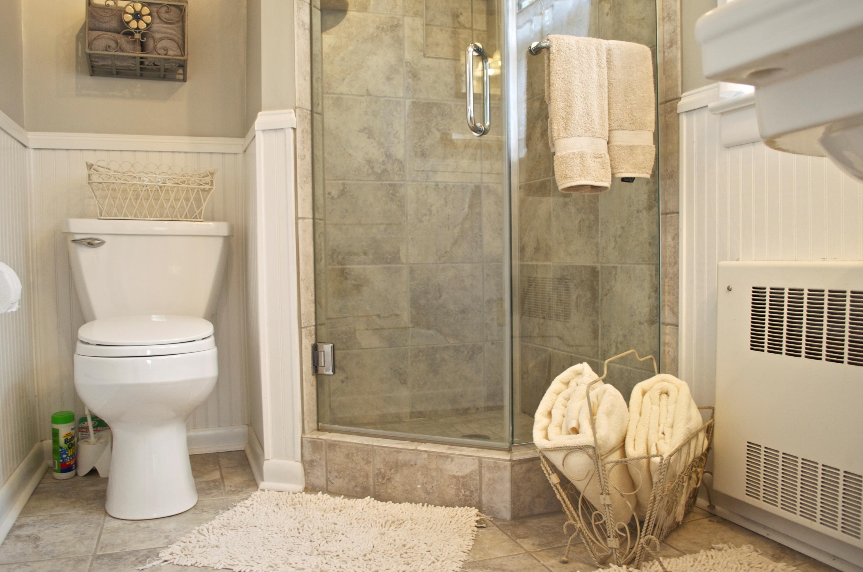 3006 Corbieshaw Road Southwest Roanoke, VA 24015 - Photo 22 of 47 Master Bathroom