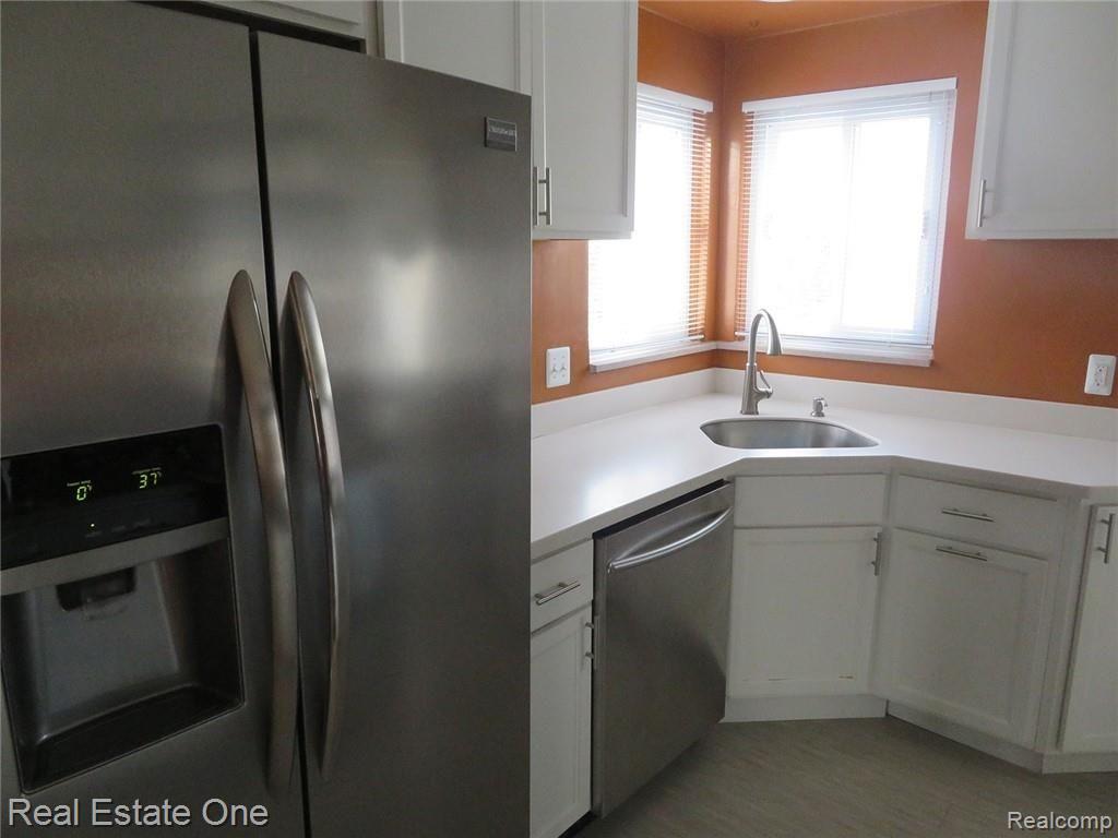 216 Normandy Road Royal Oak, MI 48073 - Photo 7 of 17 8 Kitchen.jpg