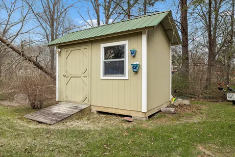 a view of a house with backyard