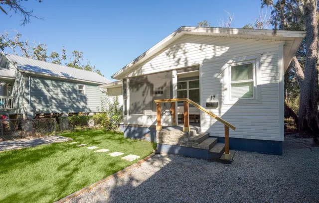 a view of a house with backyard