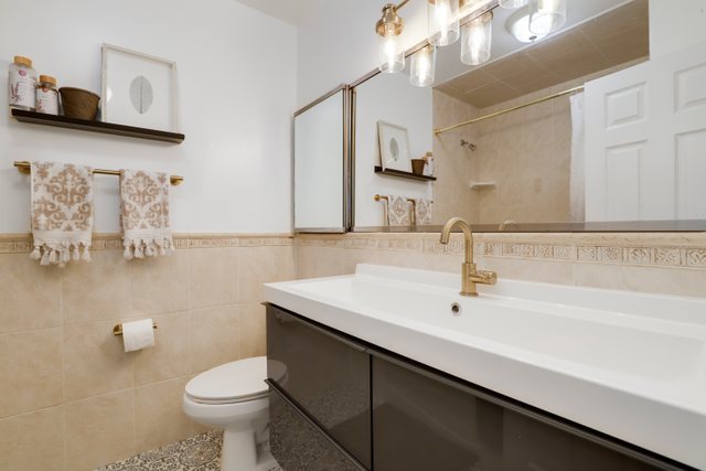 5701 North Sheridan Road, Unit 4R Chicago, IL 60660 - Photo 14 of 18 a bathroom with a sink and a mirror