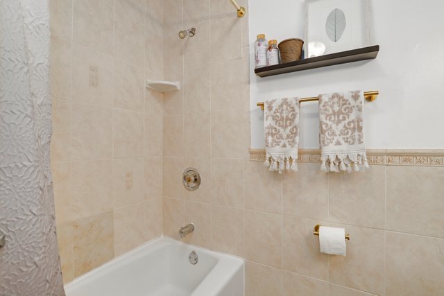 5701 North Sheridan Road, Unit 4R Chicago, IL 60660 - Photo 15 of 18 a bathroom with a bathtub
