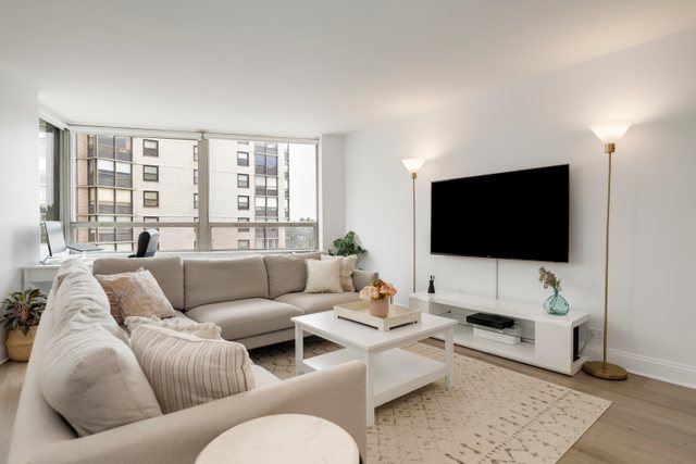 5701 North Sheridan Road, Unit 4R Chicago, IL 60660 - Photo 3 of 18 a living room with furniture and a flat screen tv