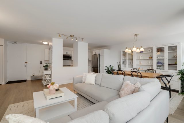 5701 North Sheridan Road, Unit 4R Chicago, IL 60660 - Photo 4 of 18 a living room with furniture and a chandelier
