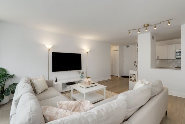 5701 North Sheridan Road, Unit 4R Chicago, IL 60660 - Photo 5 of 18 a living room with furniture and a flat screen tv