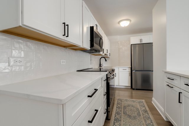 5701 North Sheridan Road, Unit 4R Chicago, IL 60660 - Photo 9 of 18 a kitchen with a refrigerator and a sink