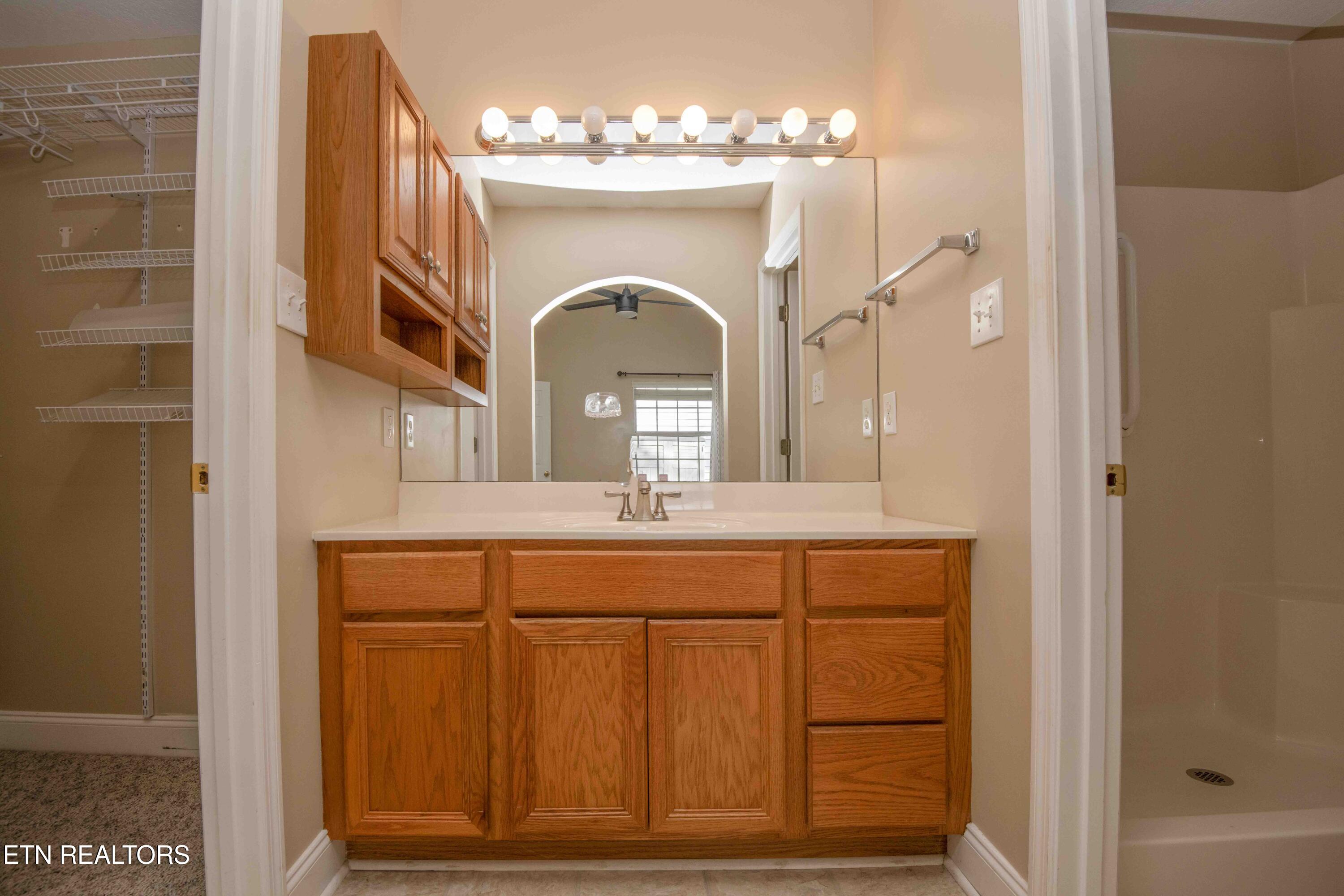 3207 Laurel View Road, Unit 5 Knoxville, TN 37917 - Photo 20 of 36 Primary Bath
