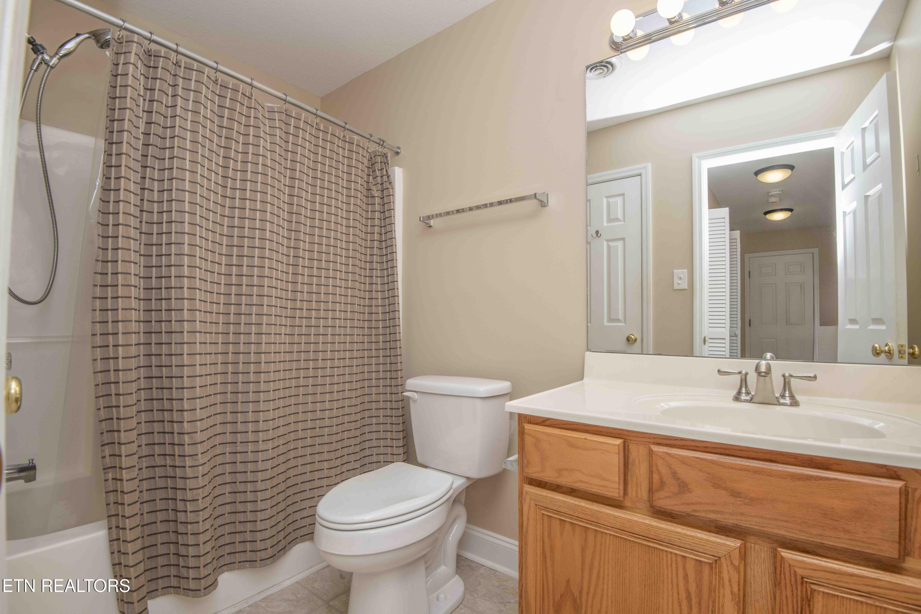 3207 Laurel View Road, Unit 5 Knoxville, TN 37917 - Photo 26 of 36 Guest Bath
