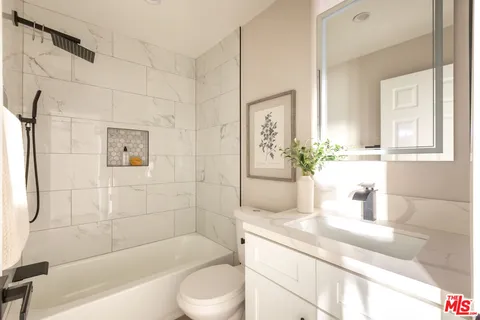 $800,000 | 2018 Griffith Park Boulevard, Unit 109, Los Angeles, CA 90039